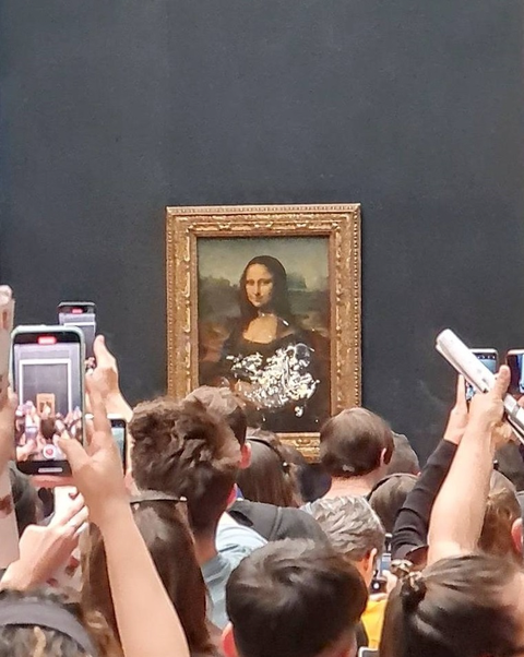 Die Mona Lisa mit Torte beworfen 