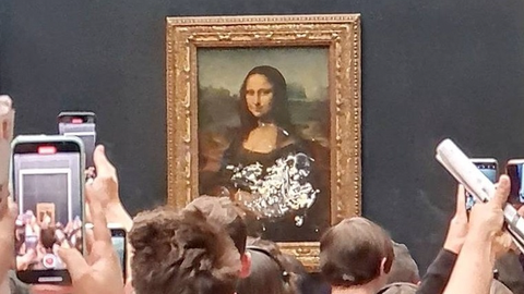 Die Mona Lisa mit Torte beworfen 
