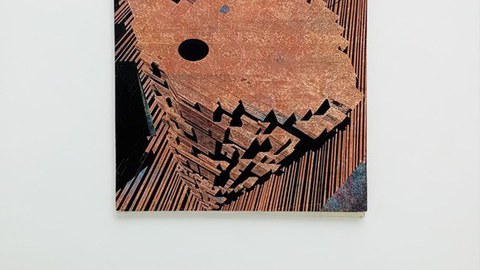 Ausstellungsansicht mit einer grafischen Arbeit an der Wand