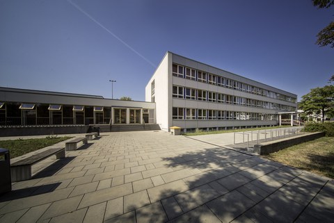 Außenansicht des Institutgebäudes am August-Bebel-Straße