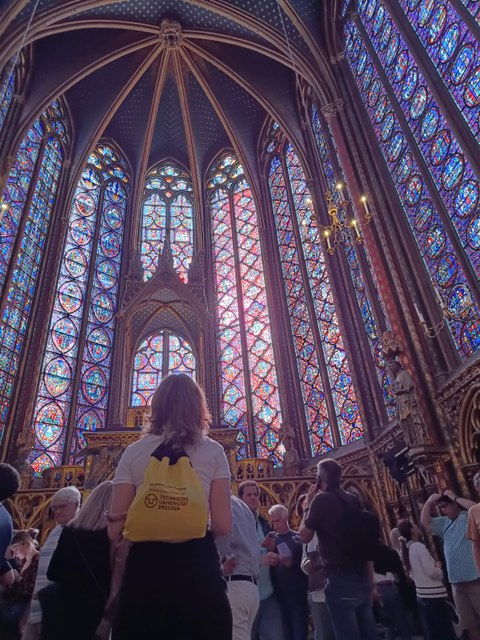 Blick in den Chor von Sainte-Chapelle, Paris, im Bildvordergrund eine Studentin der TU Dresden