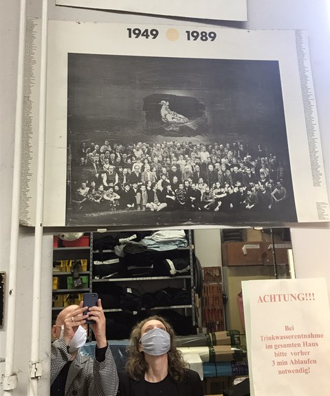 Julia Friedrich und Eran Schaerf im Berliner Ensemble während der Vorbereitungen für die Ausstellung „Der geteilte Picasso“.