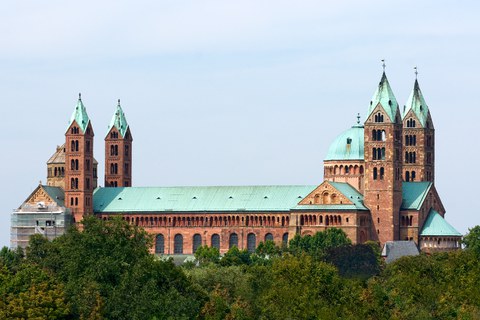 Seitenansicht auf die Südseite des Speyerer Doms