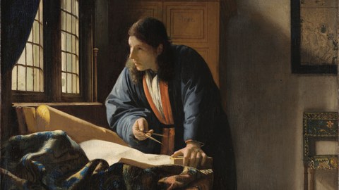 Ein Mann in blauem Mantel mit orangefarbenem Gürtel steht an einem Tisch mit ausgebreiteten Karten und hält ein Zirkelwerkzeug in der Hand, im Hintergrund ein Globus auf einem Schrank und ein Fenster mit Sprossen.