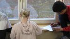 Foto von Kindern, welche an einer Fensterbank arbeiten