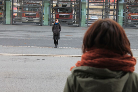 Personen betrachten sich über eine Straße hinweg