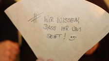 Bild eines Kaffeefilters mit der Aufschrift: #WIR WISSEN, DASS IHR UNS SEHT! ;)