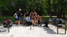 Bild einer Gruppe auf einer Parkbank