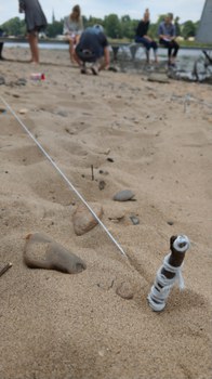 Bild von einem Experiment mit gespannten Fäden im Sand
