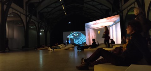 Fotografie eines Videoexponats im Hamburger Bahnhof, Berlin