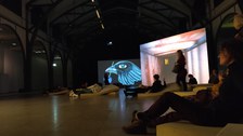Fotografie eines Videoexponats im Hamburger Bahnhof, Berlin
