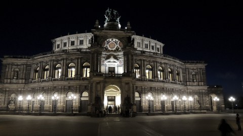 Bild der Semperoper bei Nacht