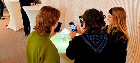 Studierende bei der photogrammetrischen Erfassung der Exponate.