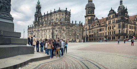 Foto: Gruppe von Studierenden am Theaterplatz vor dem Residenzschloss