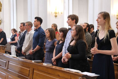 Gruppe von Religionslehrer*innen beim Aussendungsgottesdienst