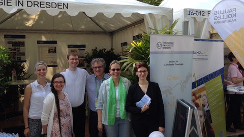 Ein Teil des Teams am Institutsstand (Klara Straube, Cornelia Aßmann, Denis Schmelter, Karl Heinz Ruhstorfer, Monika Scheidler, Paulin Krause)