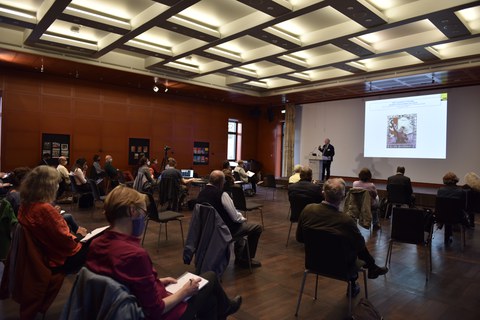 Teilnehmende mit Blick auf Prof. Bucher