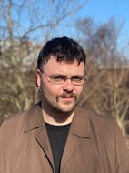 Person mit Brille und Schwarze Haare