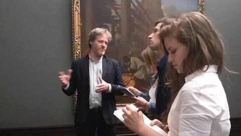 Prof. Haas im Museum ein Bild erläuternd