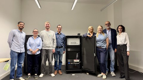 Group photo near quantum computers at TUDresden