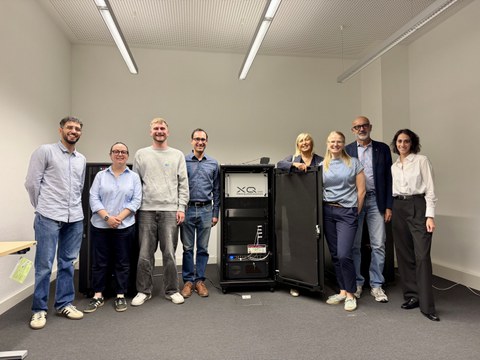 Group photo near quantum computers at TUDresden