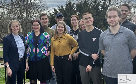 Gruppenfoto einer kleinen Gruppe im freihen mit JProf. Kaesling.