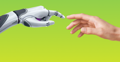 eine menschliche und eine Roboterhand