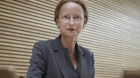 Porträtfoto von Prof. Dr. Dr. Sabine von Schorlemer an einem Schreibtisch sitzend.