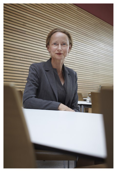 Porträtfoto von Prof. Dr. Dr. Sabine von Schorlemer an einem Schreibtisch sitzend