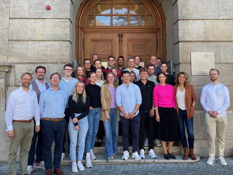 Gruppenfoto des Graduiertenkollegs vor der Universität Heidelberg