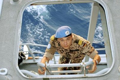 UN Soldat Blauhelm auf Schiff