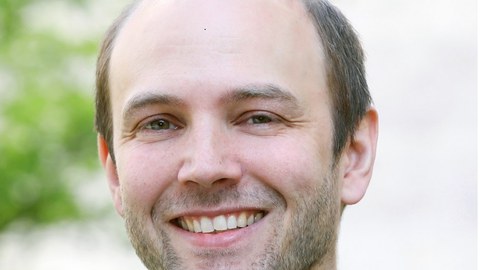 Porträtfoto von Dr. Johan Horst in einem dunkelblauen Jackett mit hellblauem Hemd.