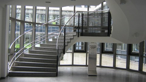 Eingangsbereich mit Treppe des von-Gerber-Bau