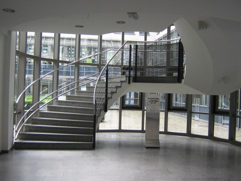 Eingangsbereich mit Treppe des von-Gerber-Bau