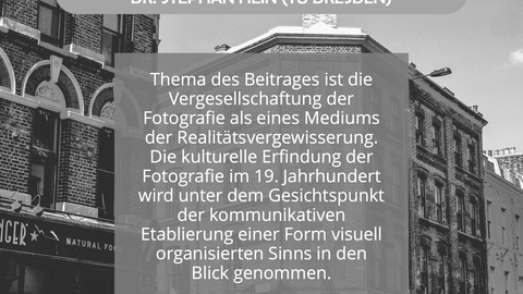 Informationen zur Veranstaltung vor einem Schwer-Weiß-Foto einer Straße