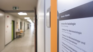 Gebäudeschild Institut für Soziologie Seitenansicht