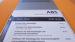 Gebäudeschild Institut für Soziologie