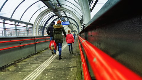 Menschen auf dem Weg zum öffentlichen Nahverkehr