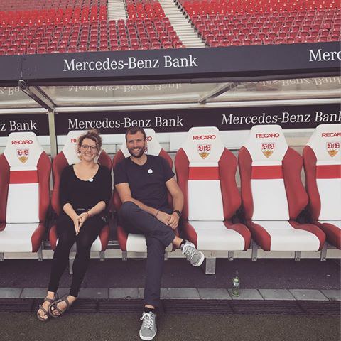 Tina Hölzel und David Jugel im Fußballstadion des VFB Stuttgart