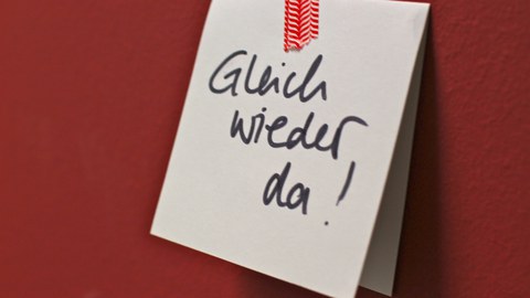 Klebezettel mit Text "Gleich wieder da"