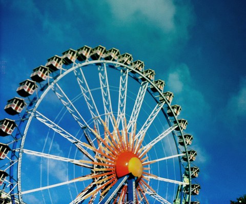 ein Riesenrad vor blauem Himmel