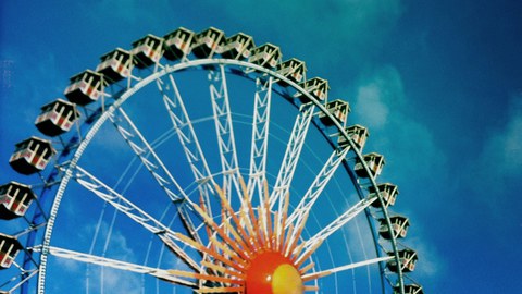 ein Riesenrad vor blauem Himmel