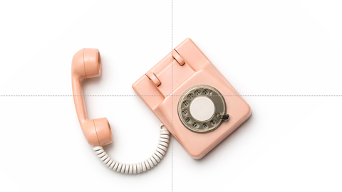 bunte Fäden werden an einer Stelle zu einem Knoten zusammengefasst