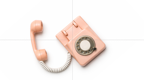 bunte Fäden werden an einer Stelle zu einem Knoten zusammengefasst