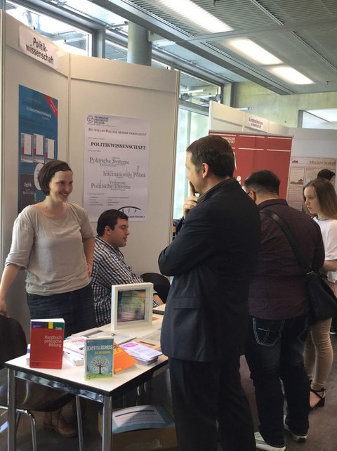 Brigitte Fuhrmann präsentiert die Arbeit der Professur für Didaktik der politischen Bildung auf dem Unitag 2016