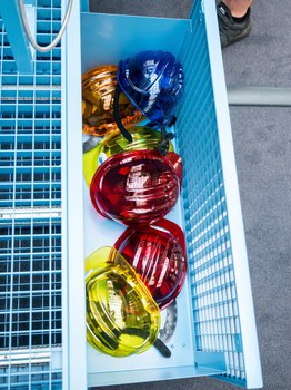 Eine Gruppe geht durch die Ausstellung Frieden Machen