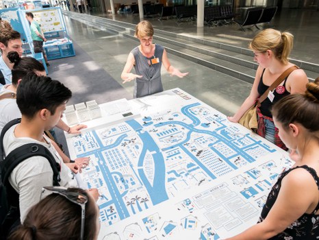 Eine Gruppe geht durch die Ausstellung Frieden Machen