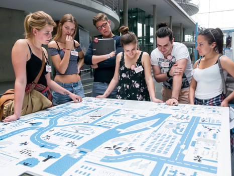 Eine Gruppe geht durch die Ausstellung Frieden Machen