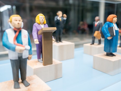 Eine Gruppe geht durch die Ausstellung Frieden Machen