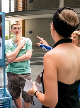 Eine Gruppe geht durch die Ausstellung Frieden Machen